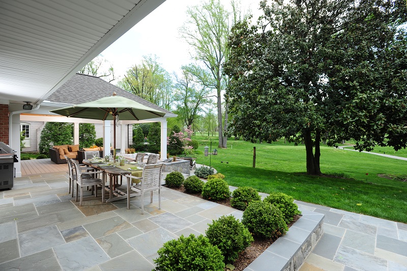 patio in Rockville, Maryland with blue Pennsylvania flagstone