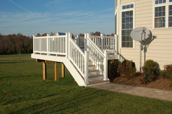 vinyl deck stairs Poolesville, Maryland side profile AZEK special collection decking