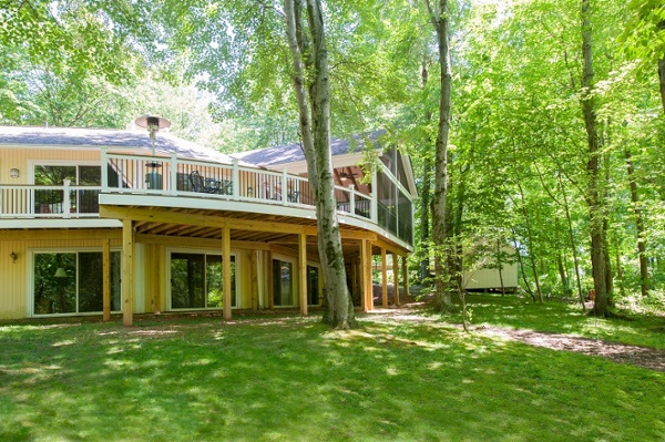 AZEK PVC deck Deckorators balusters Darnestown, Maryland ground level view