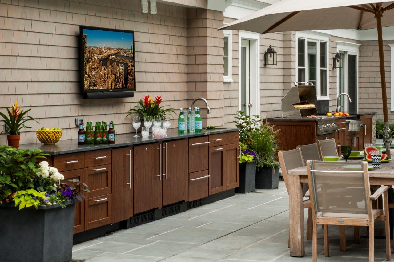 Transform your backyard into the ultimate outdoor kitchen. 🔥 With the