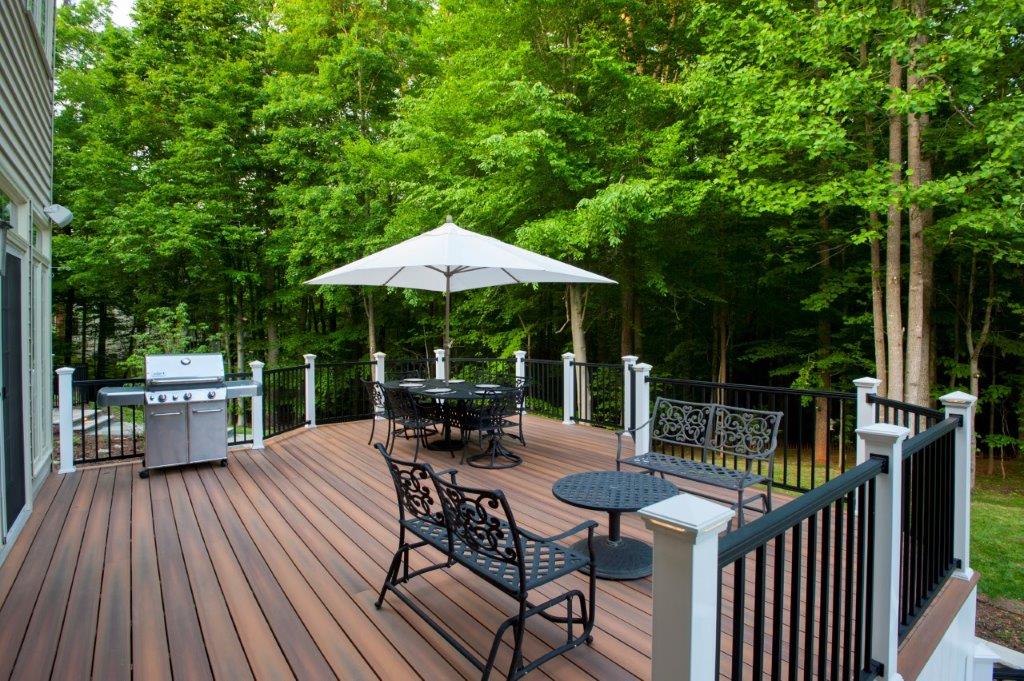 fiberon deck in virginia with black deckorators balusters and hidden deck fasteners (2)