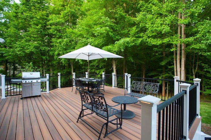 fiberon deck in virginia with black deckorators balusters and hidden deck fasteners (6)