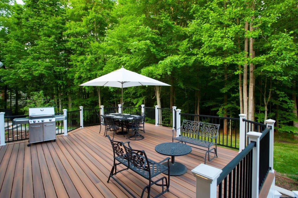 fiberon deck in virginia with black deckorators balusters and hidden deck fasteners