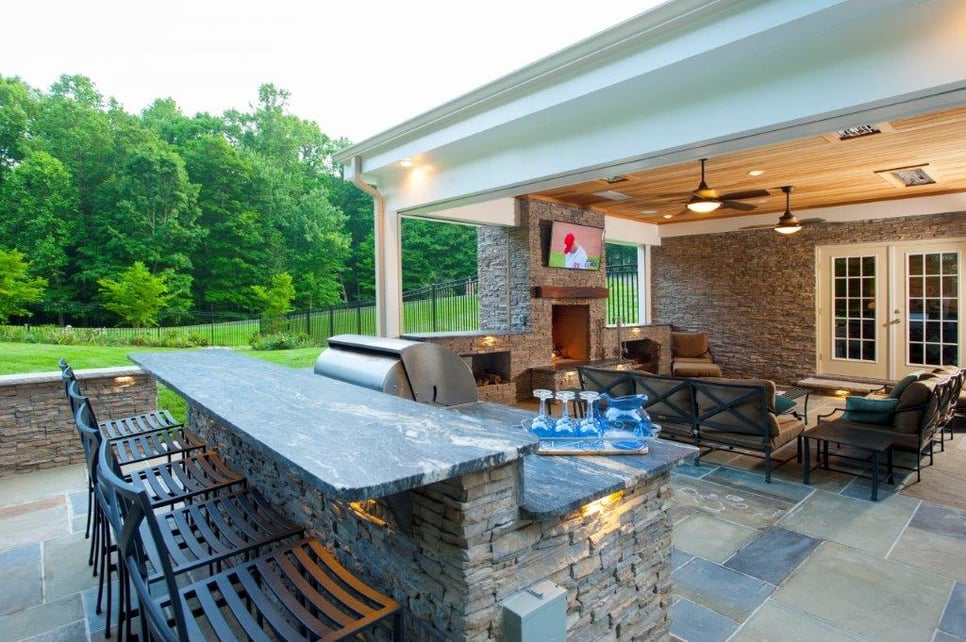 outdoor kitchen with flagstone in Fairfax County, Virginia