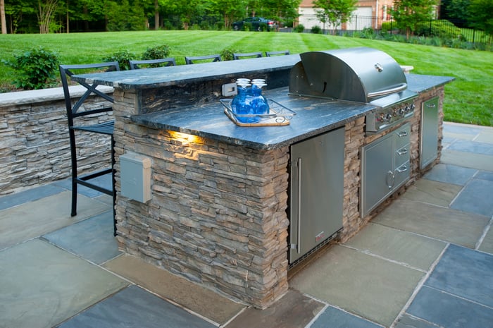 Eldorado_stone_outdoor_kitchen_with_Blaze_grill_trash_pull_outdoor_fridge_and_stainless_steel_outdoor_kitchen_cabinet_inserts_1