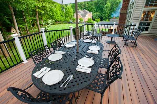 fiberon_deck_in_virginia_with_black_deckorators_balusters_and_hidden_deck_fasteners_1