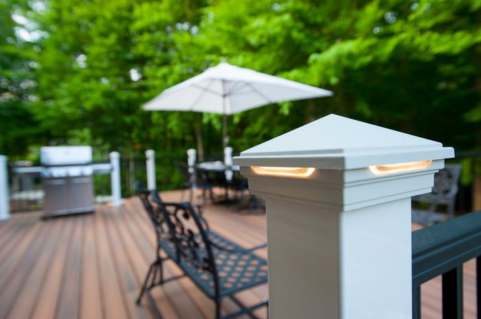 fiberon_deck_in_virginia_with_black_deckorators_balusters_and_hidden_deck_fasteners_5