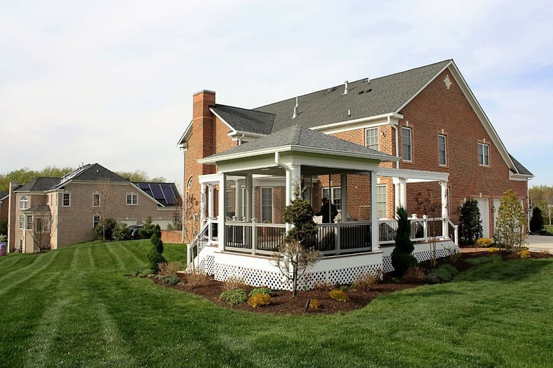 fiberon-deck-with-retractable-screened-enclosure-three-quarter-view