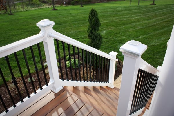 pvc-graspable-handrail-fiberon-deck-stairs-deckorators-684889-edited