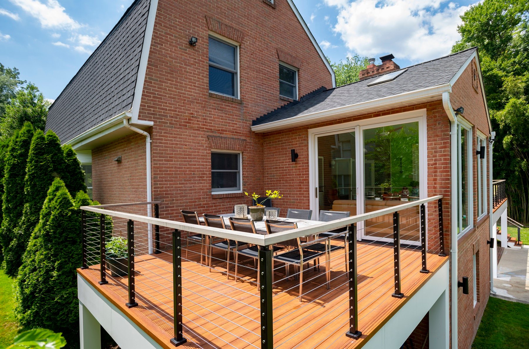 Zuri deck with stainless cable handrails