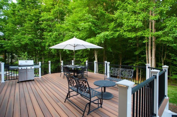 fiberon deck in virginia with black deckorators balusters and hidden deck fasteners (6)
