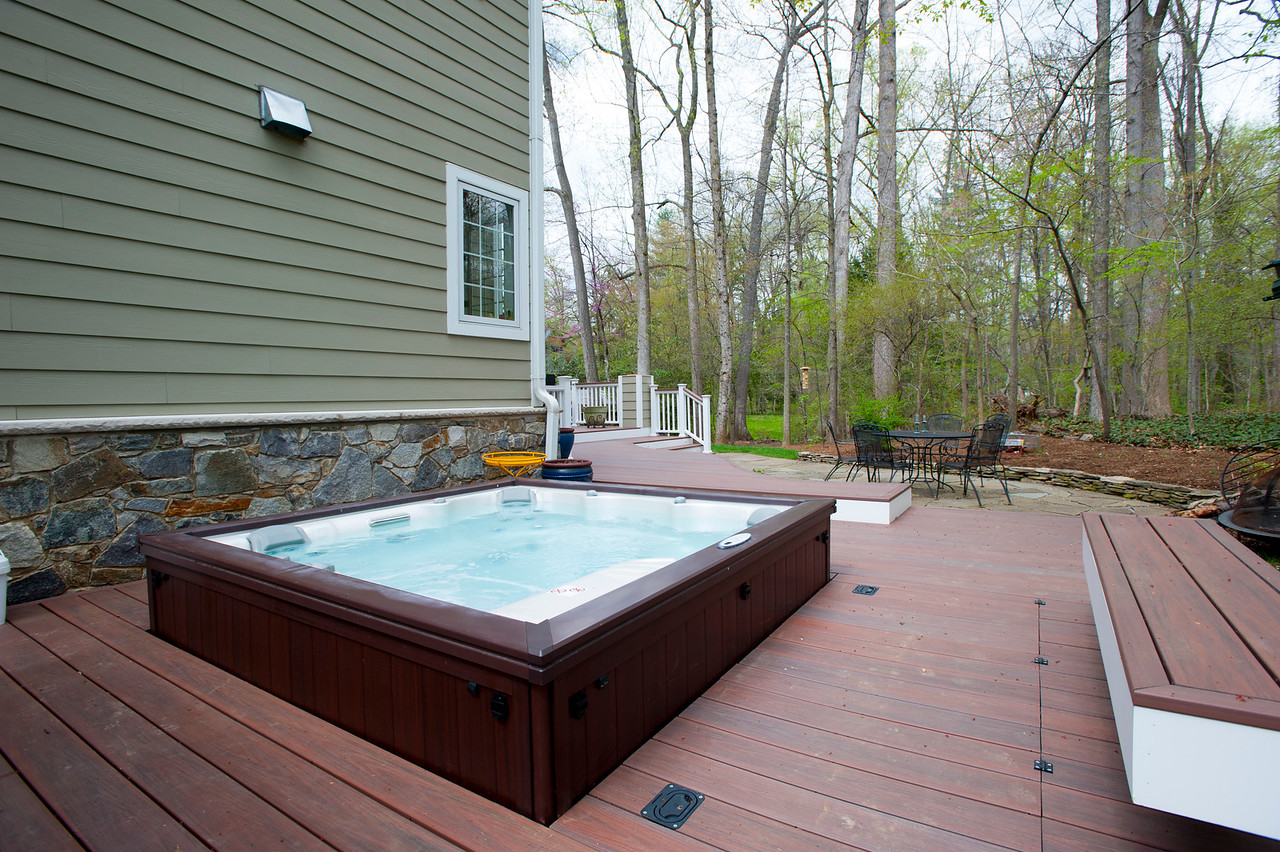 Stewert deck and hot tub 2